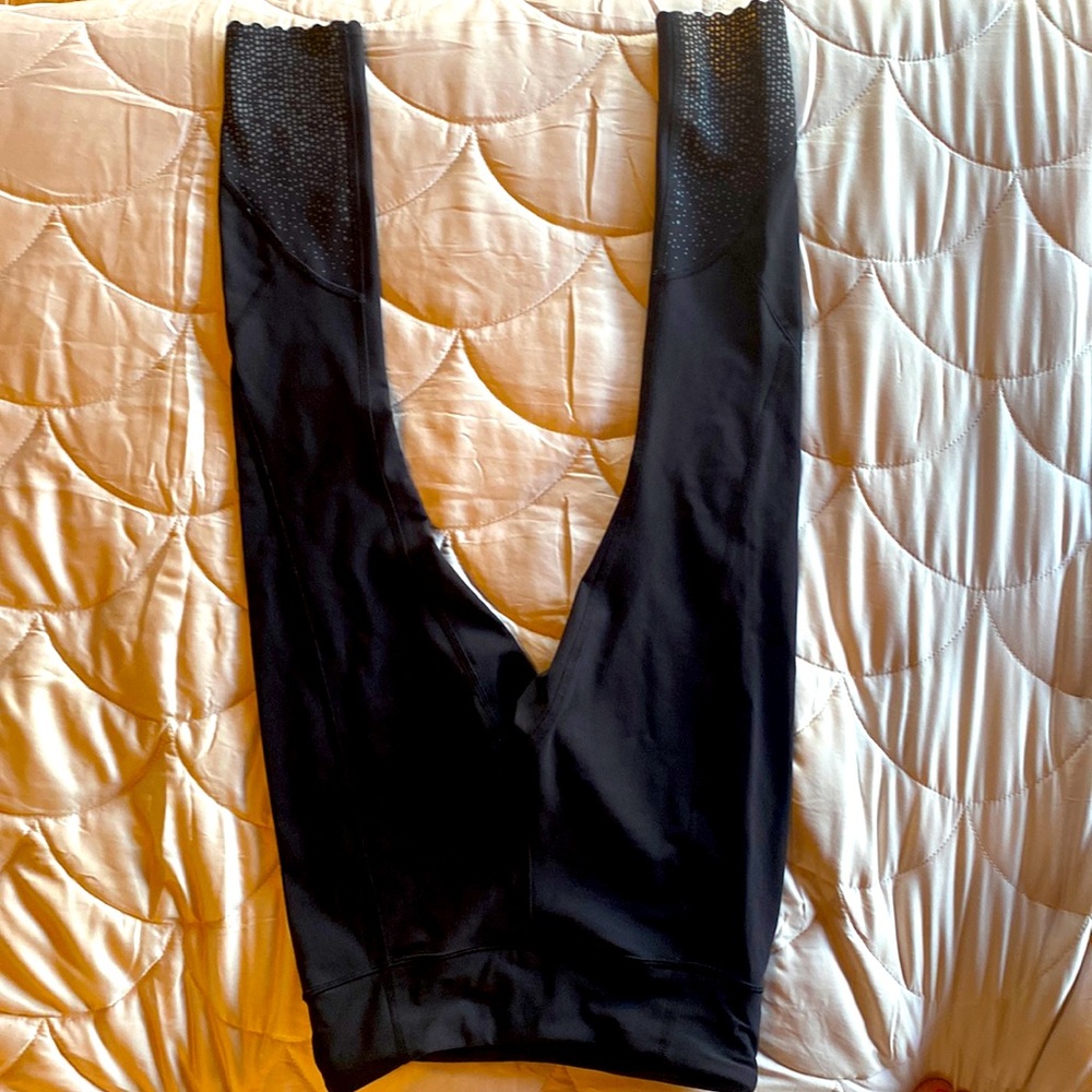 Lululemon 3/4 length workout pants with scalloped bottom legs…
